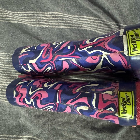 Western Chief Swirl Pattern Kids Boots - Pink and Blue - Picture 4 of 7